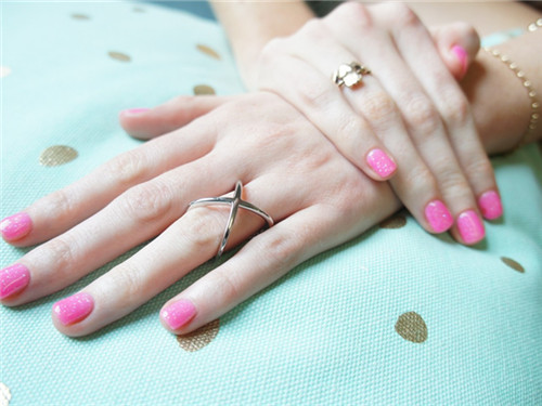 rings_hand_pink_nail_polish-588536_副本.jpg