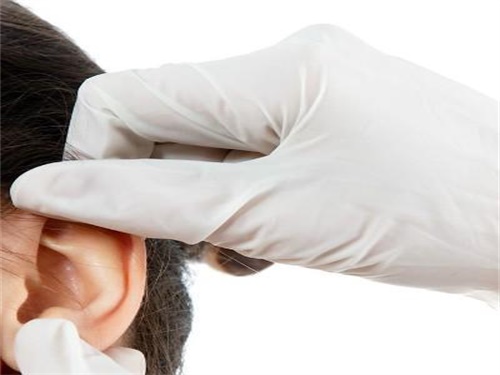 耳内疼痛是怎么回事耳朵里面疼原因比较多,比如说有中耳炎或者是外耳