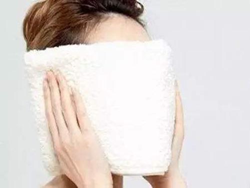 热毛巾敷脸的正确方法