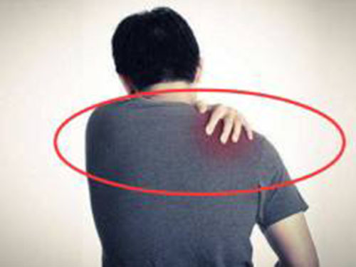 后背中间疼是怎么回事