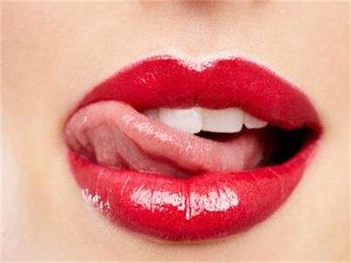 舌头有裂痕是什??原因