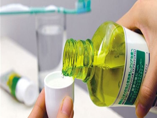 现在随着人们对口腔卫生的重视，漱口水也越来越被人认可。漱口水在一些人眼中觉得它就是跟刷牙的一样?€但其实两者还是有点差别的，因为漱口水分为医用和保健作用的。下面小编就来给你们说到漱口水该怎么用?€