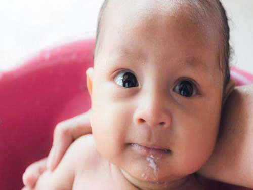 婴儿为什么会吐奶