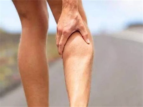 小腿痉挛是什么原因?€成的