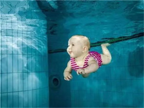 婴儿多大可以游泳
