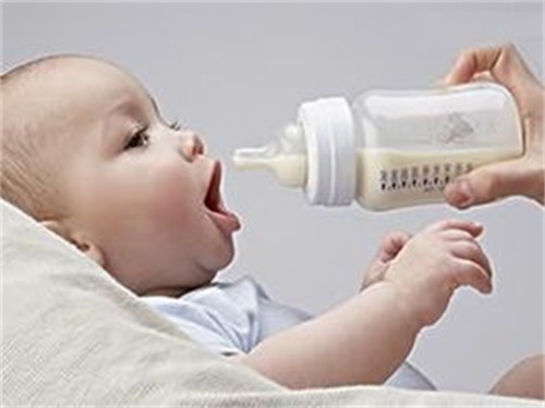 新生儿呕吐和吐奶的区别