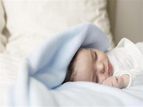婴儿睡觉哼唧全身用力是缺钙吗