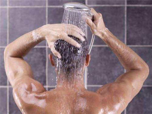 男人每天泡热水澡好不好